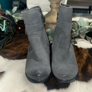 Like new Earth Origins Charcoal Ankle Boots